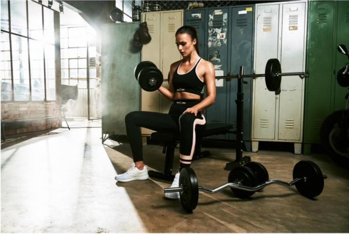 Image du produit Gorilla Sports Hantelbank mit Ablage und Hantelset