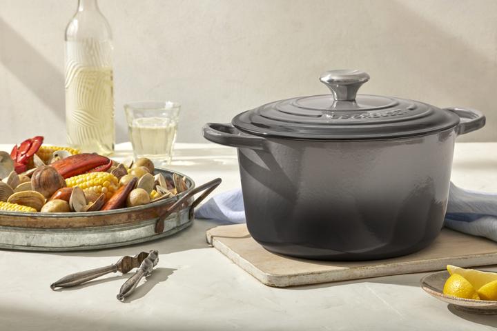 Produktbild Le Creuset Gusseisen Topf 24 cm hoch (24 cm, Bräter + Schmortopf, Gusseisen)