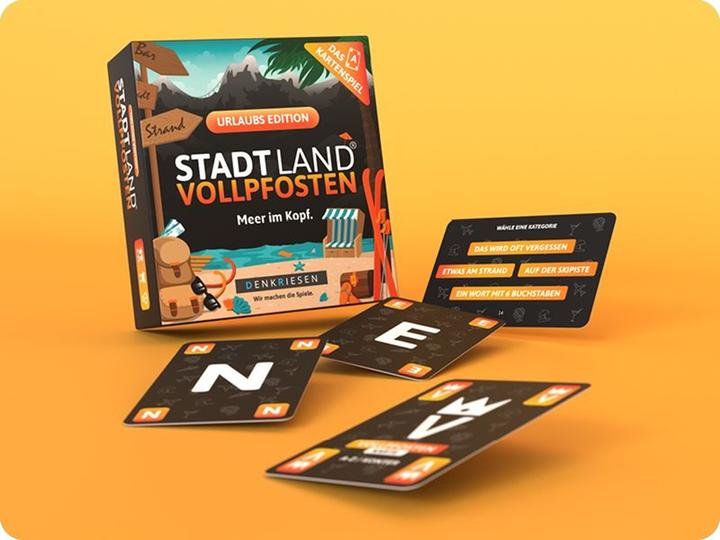 Actual product image Denkriesen - STADT LAND VOLLPFOSTEN® - The card game - URLAUB EDITION - "Meer im Kopf." (German)