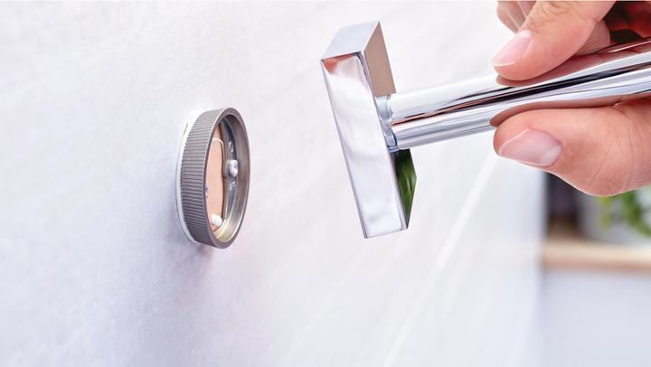 Image du produit tesa EKKRO Distributeur de rouleaux de papier toilette de rechange avec solution adhésive sans perçage