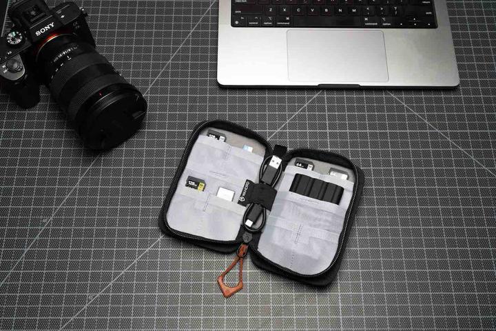 Actual product image Wandrd Memory Card Case, Sedona Orange (0.70 l)