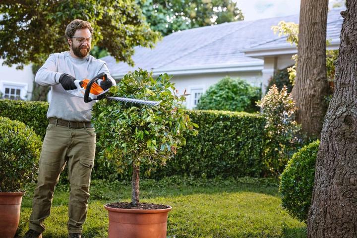 Produktbild Stihl Akku Heckenschere HSA 40 Set mit 2 x Akku AS 2 und Ladegerät AL 1 (Akkuheckenschere)