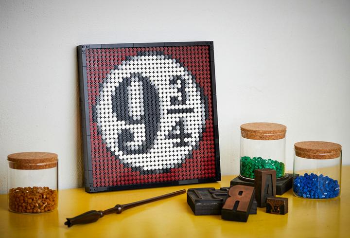 Actual product image LEGO Harry Potter Hogwarts Crest (31201, LEGO Harry Potter)