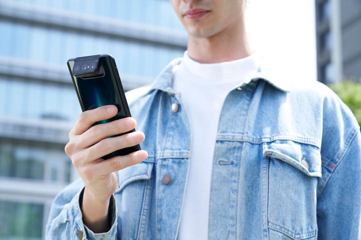 Image du produit ASUS Zenfone 7 Pro (256 Go, Aurora Black, 6.67", Double SIM, 64 Mpx, 5G)