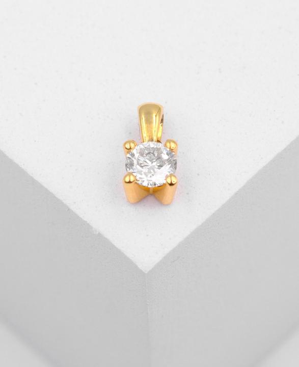 Image du produit Muau Pendentif (Or jaune, Or blanc, en or rose ou tout simplement en argent. Discret, mais qui attire le regard, l'un de nos bijoux préférés de la boutique de bijoux en ligne le pendentif 4 poignées serti de diamants 0.40ct. or jaune 750 dans la couleur or jaune. Bijoux)