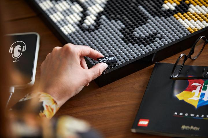 Actual product image LEGO Harry Potter Hogwarts Crest (31201, LEGO Harry Potter)