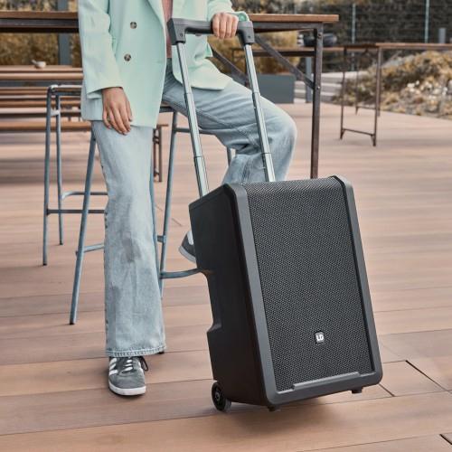 Produktbild LD Systems ANNY® 10 BPH B8 - 10" Mobiler Bluetooth® PA-Lautsprecher mit Akku, Mixer und 1x Headset-Mikrofon (in (1x 80 W)
