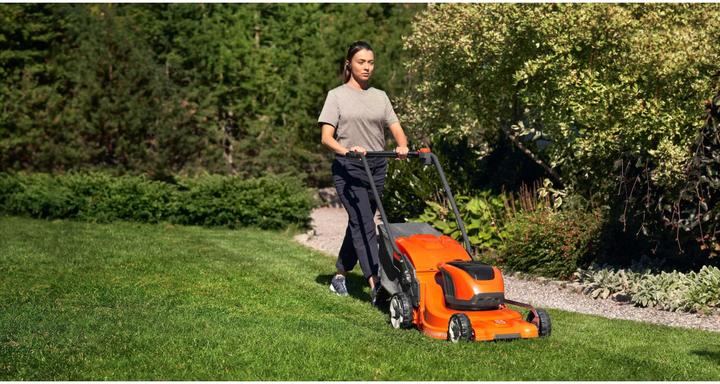 Actual product image Husqvarna LC 247i (Rechargeable battery operated)