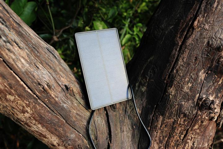 Actual product image Num'axes Solar panel with integrated battery (1.60 W, 0.29 kg)