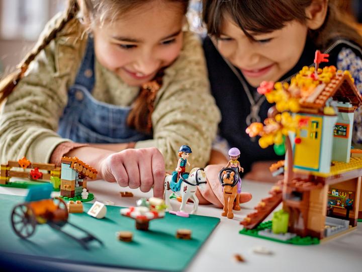 Produktbild LEGO Autumns Reitstall (41745, LEGO Friends)