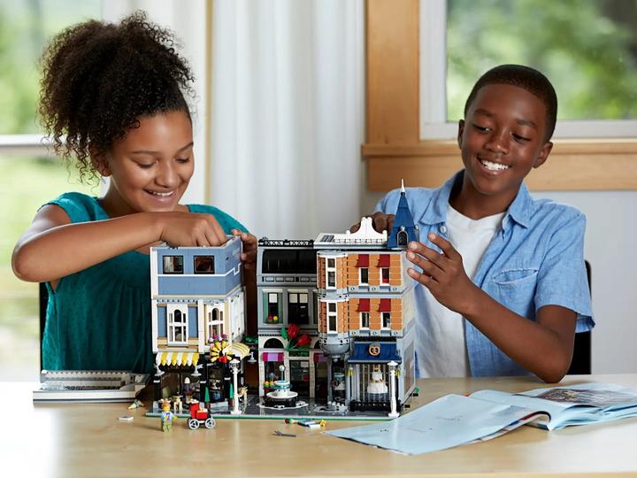 Actual product image LEGO Assembly Square (10255, LEGO Rare Sets, LEGO Creator Expert)