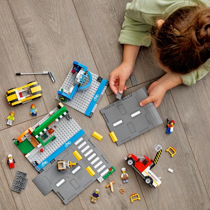 Actual product image LEGO Shopping street with shops (60306, LEGO City)