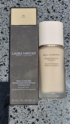 Image du produit Laura Mercier Real Flawless Weightless Perfecting Foundation 1 Fl Oz (0N1 Silk)