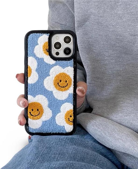 Produktbild RPD iPhone 16 - Flower Smiles Knit Case - Blau mit Stickerei (Apple iPhone 16)