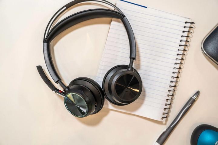 Produktbild HP POLY Voyager Focus 2 USB-C-C Headset +USB-C/A Adapter +Charging Stand