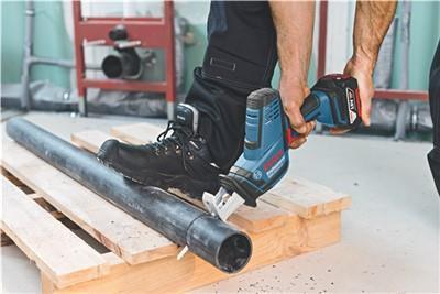 Actual product image Bosch Professional Cordless reciprocating saw GSA 18 V-Li C 2x ProCORE18V 4.0Ah +GAL18V-40