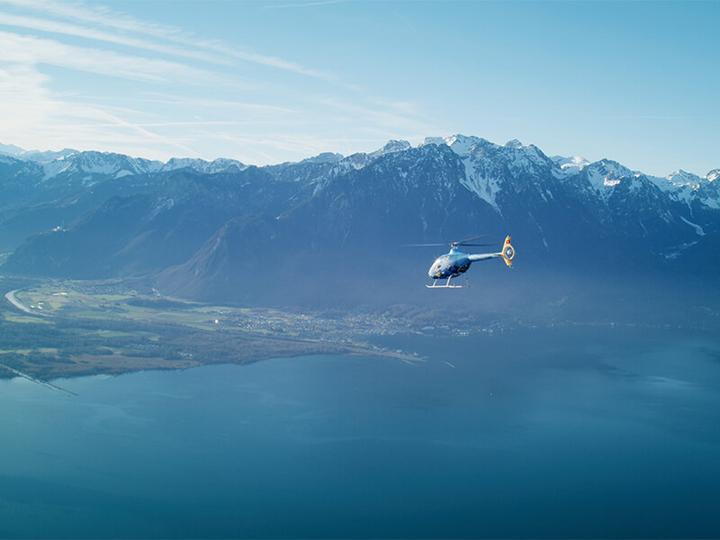 Immagine prodotto Smartbox Volata in elicottero di 30 minuti con pilota privato nelle montagne svizzere (1 pers.)