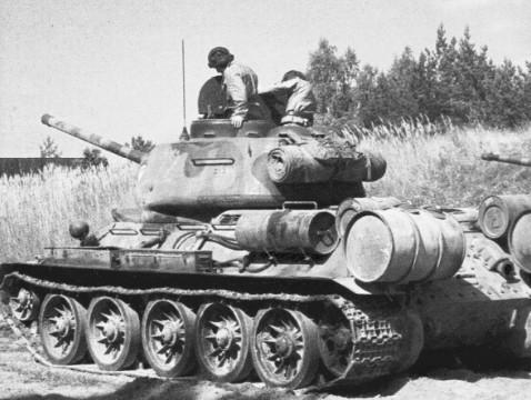 Actual product image Italeri Russian T 34/85 tank