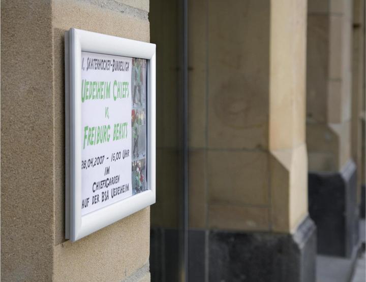 Produktbild Franken Plakatrahmen "Outdoor", DIN A4, 25 mm Rahmenprofil silbereloxierter Aluminium-Klapprahmen, Kunststof
