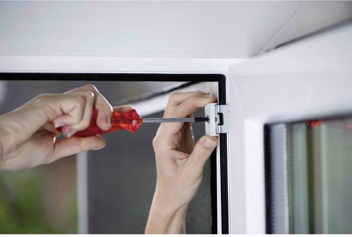 Produktbild tesa Insektenschutz Alu COMFORT Adapter für Türen, zur Montage ohne Bohren