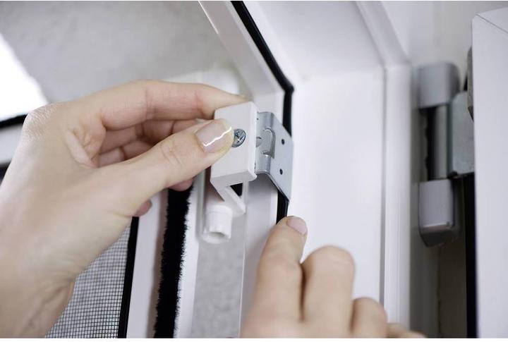 Produktbild tesa Insektenschutz Alu COMFORT Adapter für Türen, zur Montage ohne Bohren