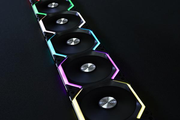 Actual product image Lian-Li UNI FAN SL120 RGB PWM fan, pack of 3 (120 mm, 3 x)