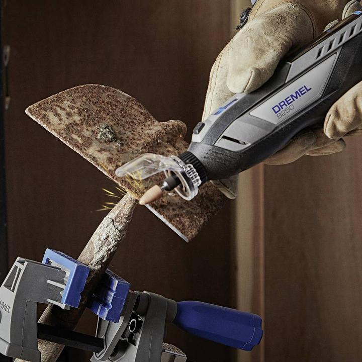 Actual product image Dremel 8250 2.0 Ah 12V Li-Ion 5-tlg. Zubehör