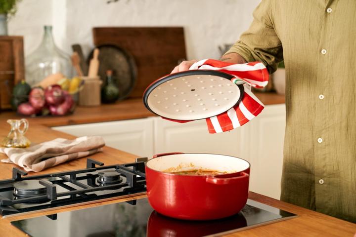 Actual product image Ballarini Cocotte BELLAMONTE 22 cm round 3.0 litre cast iron roaster red (22 cm, Casserole + Stewpot, Cast iron)