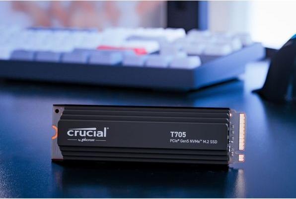 Actual product image Crucial T705 with Heatsink (2000 GB, M.2 2280)