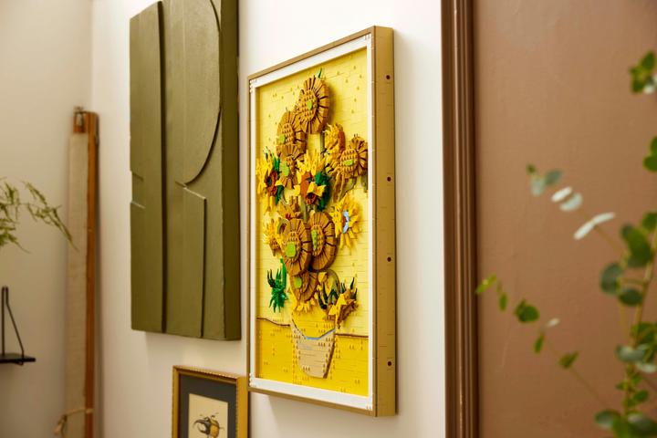 Actual product image LEGO Vincent van Gogh - Sunflowers (31215, LEGO DC, LEGO Rare Sets)