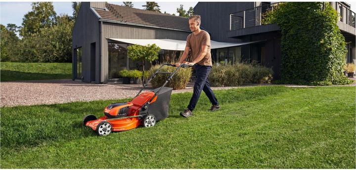 Actual product image Husqvarna LC 142iS (Rechargeable battery operated)