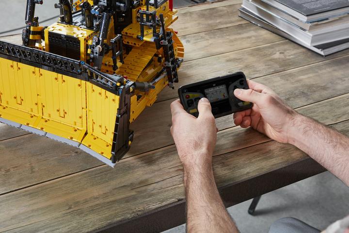 Image du produit LEGO Bulldozer D11 Cat (42131, LEGO Technic)