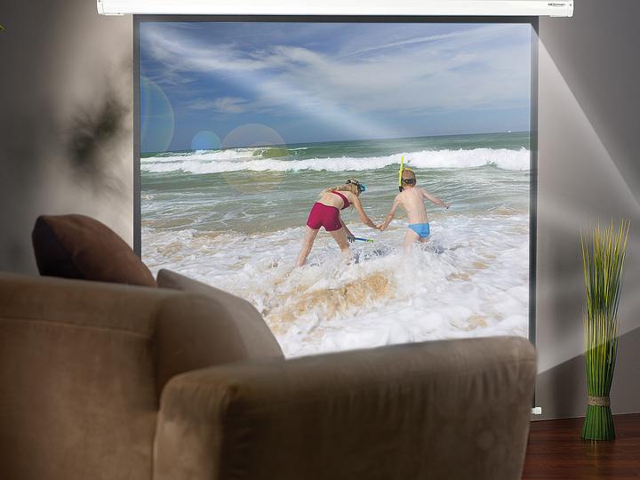 Actual product image SceneLights 4:3 motorized screen with wireless remote control (84", 4:3)