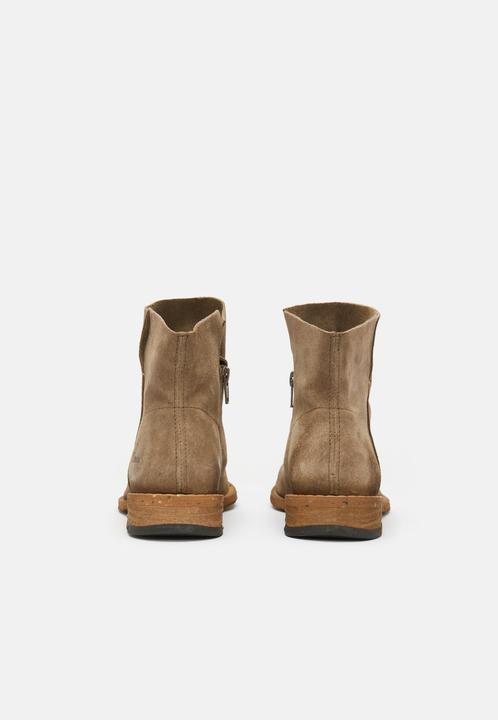 Image du produit Felmini Cette bottine est fabriquée en cuir velours. Elles offrent un mélange parfait de (42)