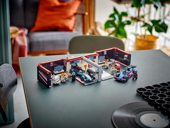 Actual product image LEGO F1 Garage mit Mercedes-AMG & Alpine Rennautos (60444, LEGO City)