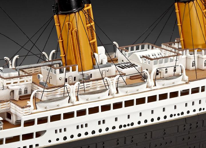 Actual product image Revell Gift set 100 years Titanic