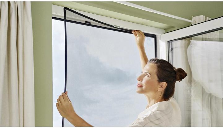 Produktbild tesa CLIP-ON Insektenschutz mit Anklipsrahmen für Fenster, zuschneidbarer Rahmen, ohne Bohren (100 x 120 cm)