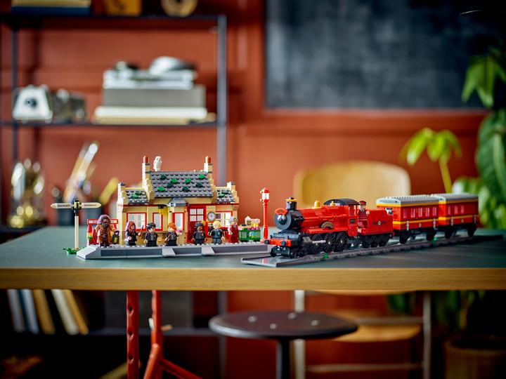 Actual product image LEGO Harry Potter 76423 Le Poudlard Express et la Gare de Pré-au-Lard (76423, LEGO Harry Potter)