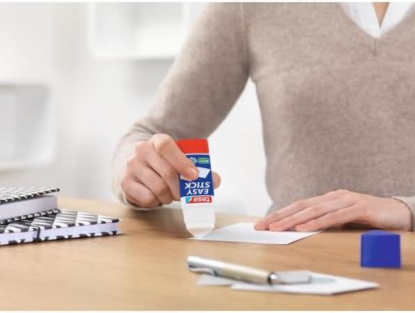 Produktbild tesa 3x Klebestift ecoLogo, geruchsneutraler Klebstick für Papier / Pappe