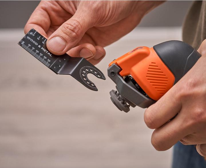 Image du produit Black & Decker Outil multifonctions 18 V, chargeur 1A, batterie 1x 2,0 Ah, 20 pièces d'accessoires, Kitbox