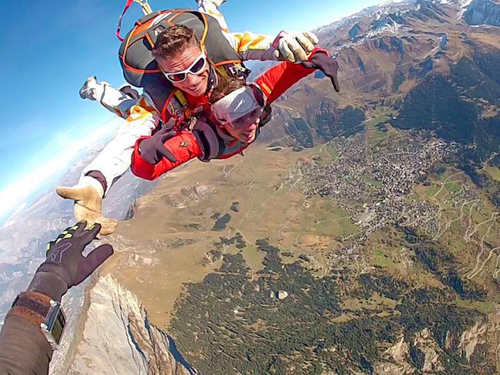 Produktbild Smartbox Helikopter und Tandem-Fallschirmsprung über die Alpen für 2 (2 Pers.)