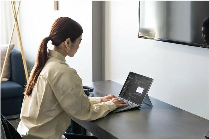 Actual product image Microsoft Surface Pro Keyboard with pen storage for business (CH, Docking)