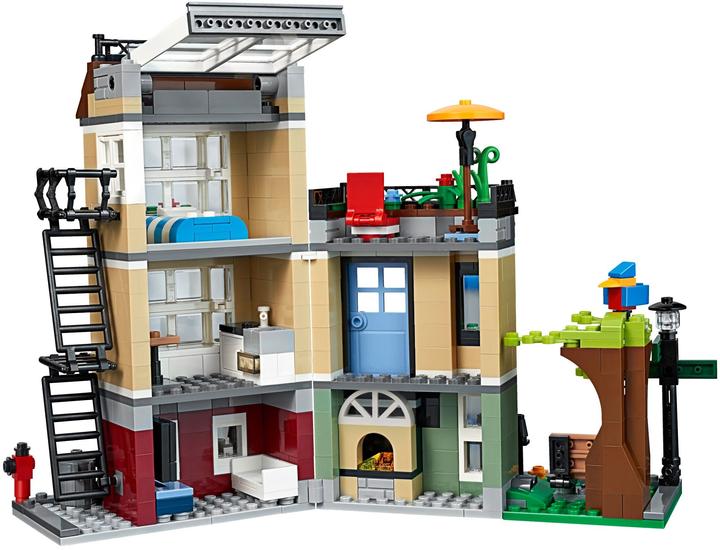 Actual product image LEGO Creator townhouse on Parkstrasse (31065, LEGO Creator Expert)