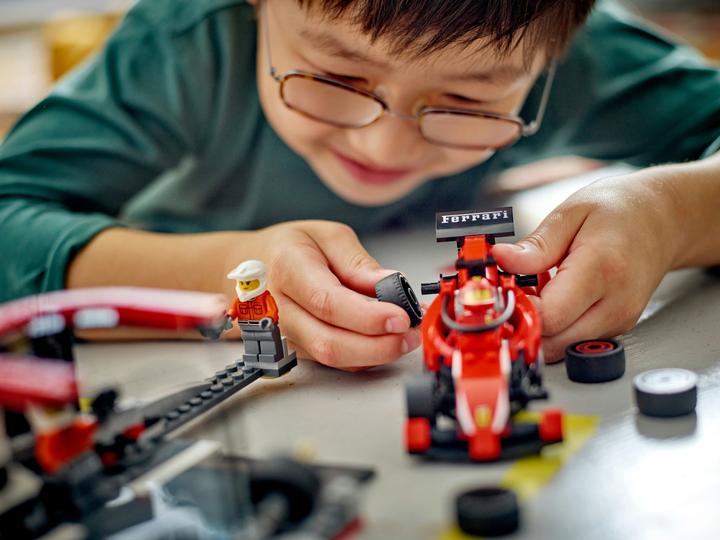 Produktbild LEGO F1 Boxenstopp mit Boxencrew und Ferrari Flitzer (60443, LEGO City)