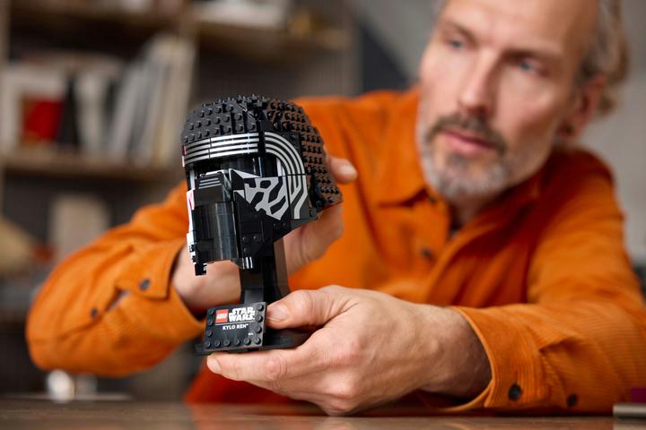 Actual product image LEGO Star Wars - Kylo Ren Helm 18+(75415) (75415, LEGO Star Wars)