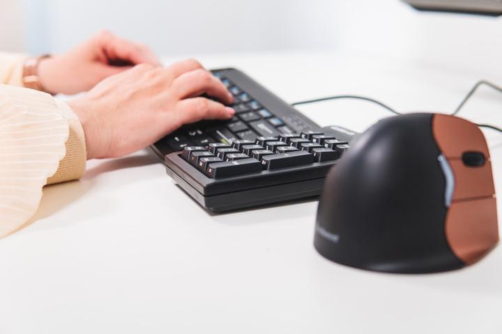 Produktbild Evoluent Goldtouch Tastatur USB Numerisch (DE, Kabelgebunden)