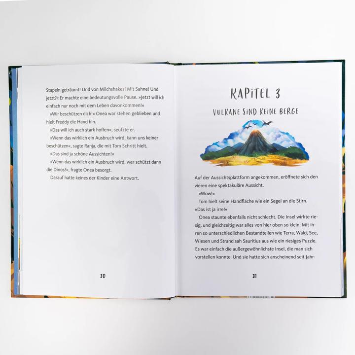 Actual product image Die Dinoschule – Achtung, Vulkanausbruch! (Band 4) (German, Britta Sabbag, Clara Vath, 2024)