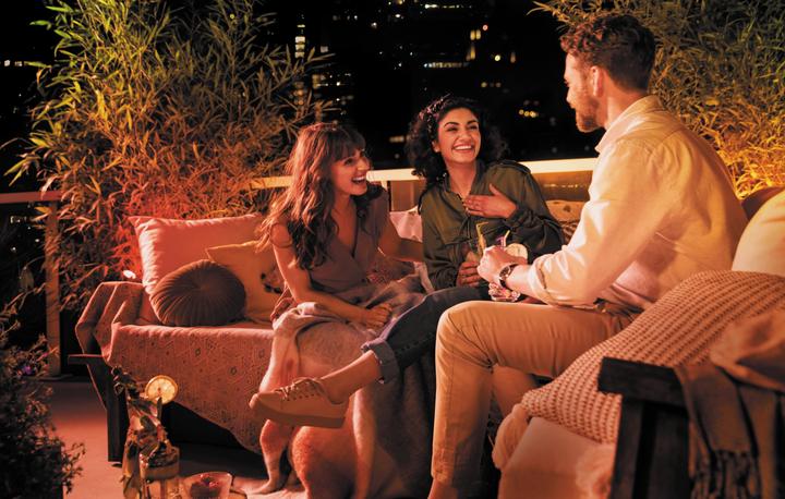 Actual product image Philips Hue Outdoor Lightstrip BT (RGBW, 200 cm, Outdoor)