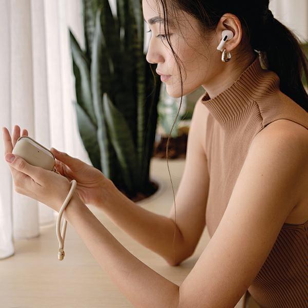 Actual product image Uniq case Coehl Haven AirPods Pro 2 (2022/2023) kremowy/cream (Headphone bag)