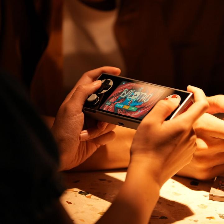 Actual product image Ayaneo Pocket Micro Handheld Konsole - 8GB, 256GB SSD, Retro-Grau